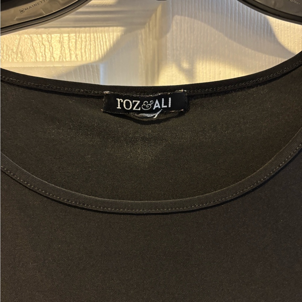 Roz & Ali Black Short Sleeve Top - Picture 2 of 4